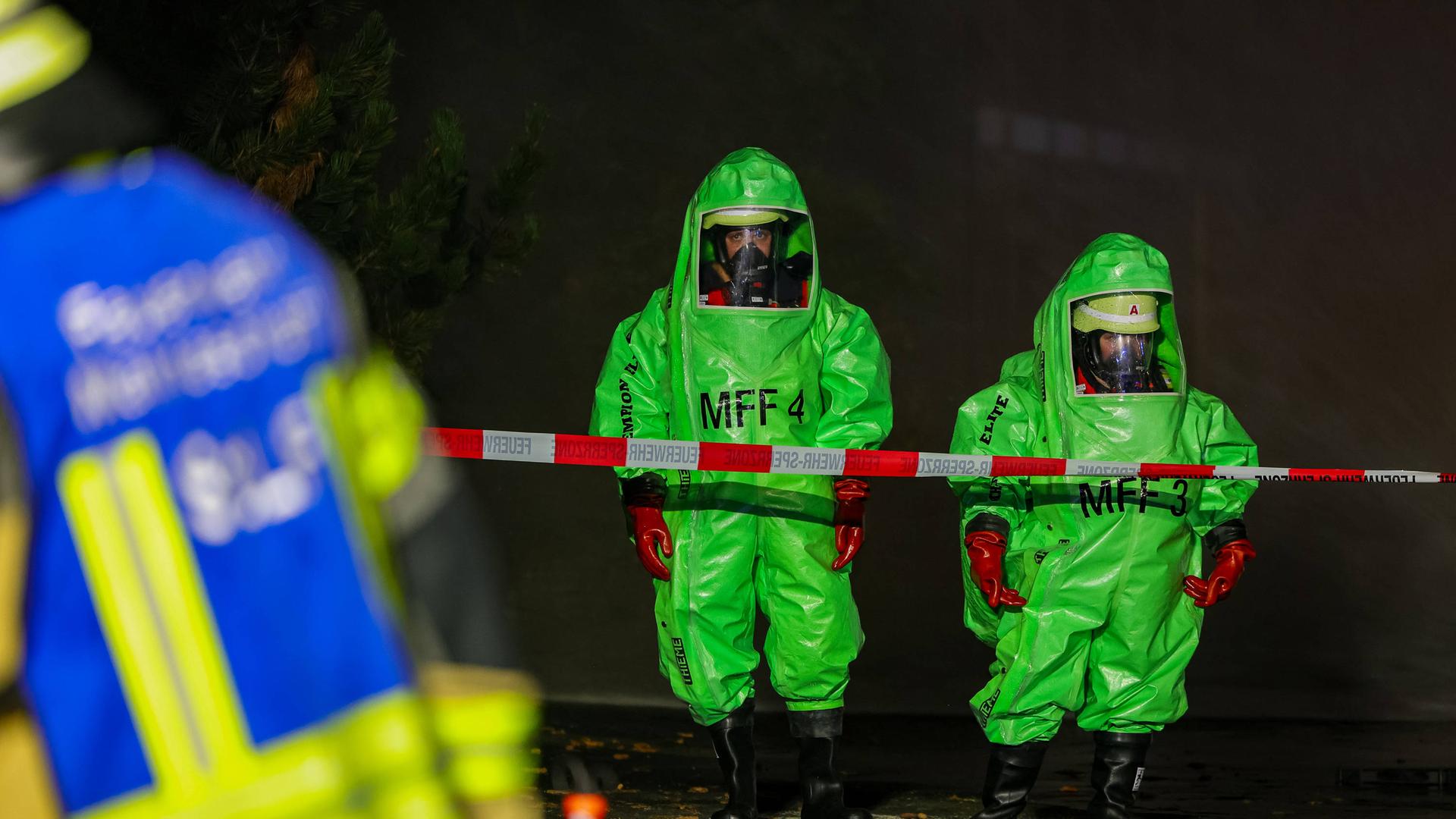 Zwei Feuerwehrleute mit Schutzkleidung und Atemgerät