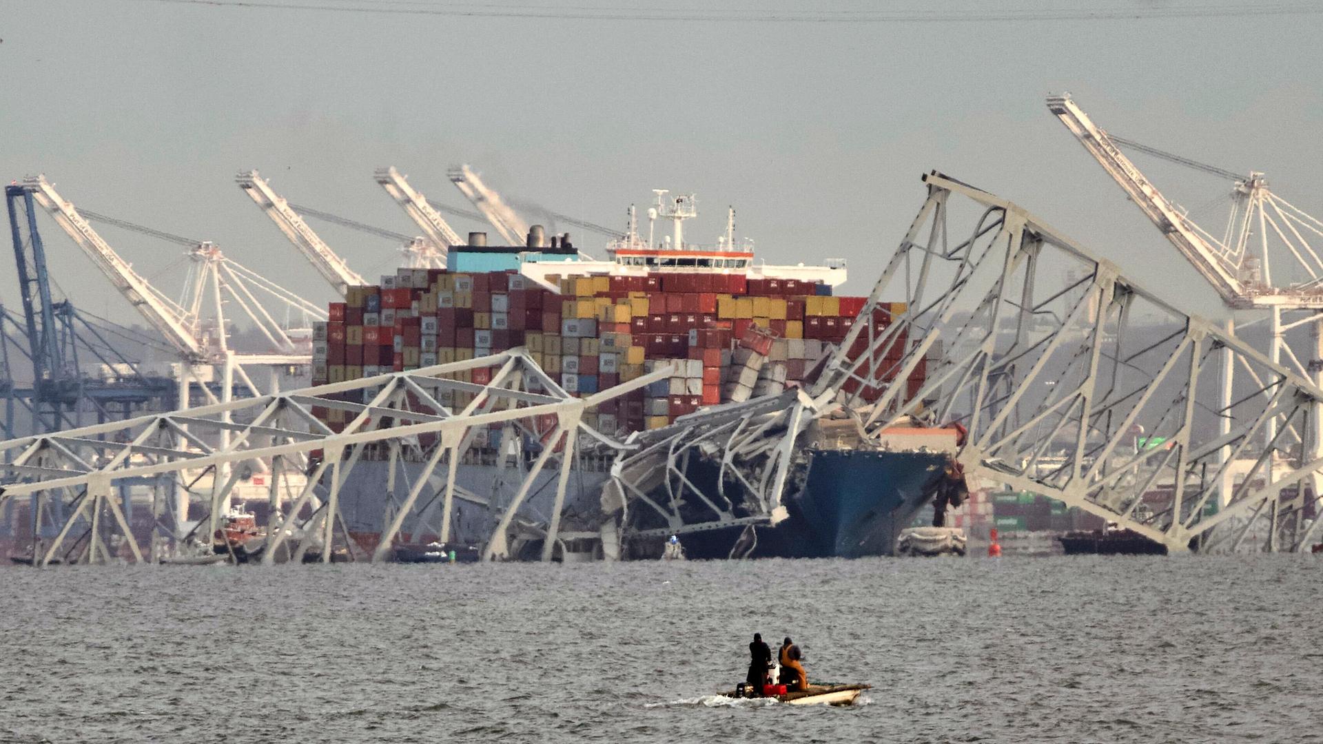 USA, Baltimore: Blick auf die Francis Scott Key Bridge nach der Kollision eines Containerschiffs mit der Autobrücke.