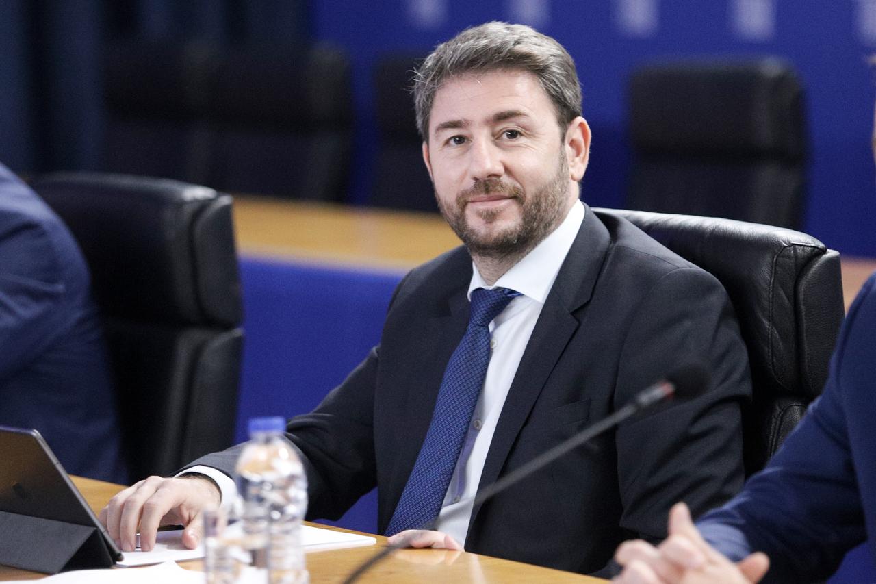 Der Europa-Abgeordnete Nikos Androulakis sitzt an einem Schreibtisch.