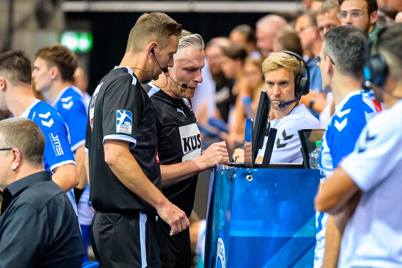 Videobeweis beim Handball-Bundesligaspiel TVB Stuttgart gegen die Füchse Berlin