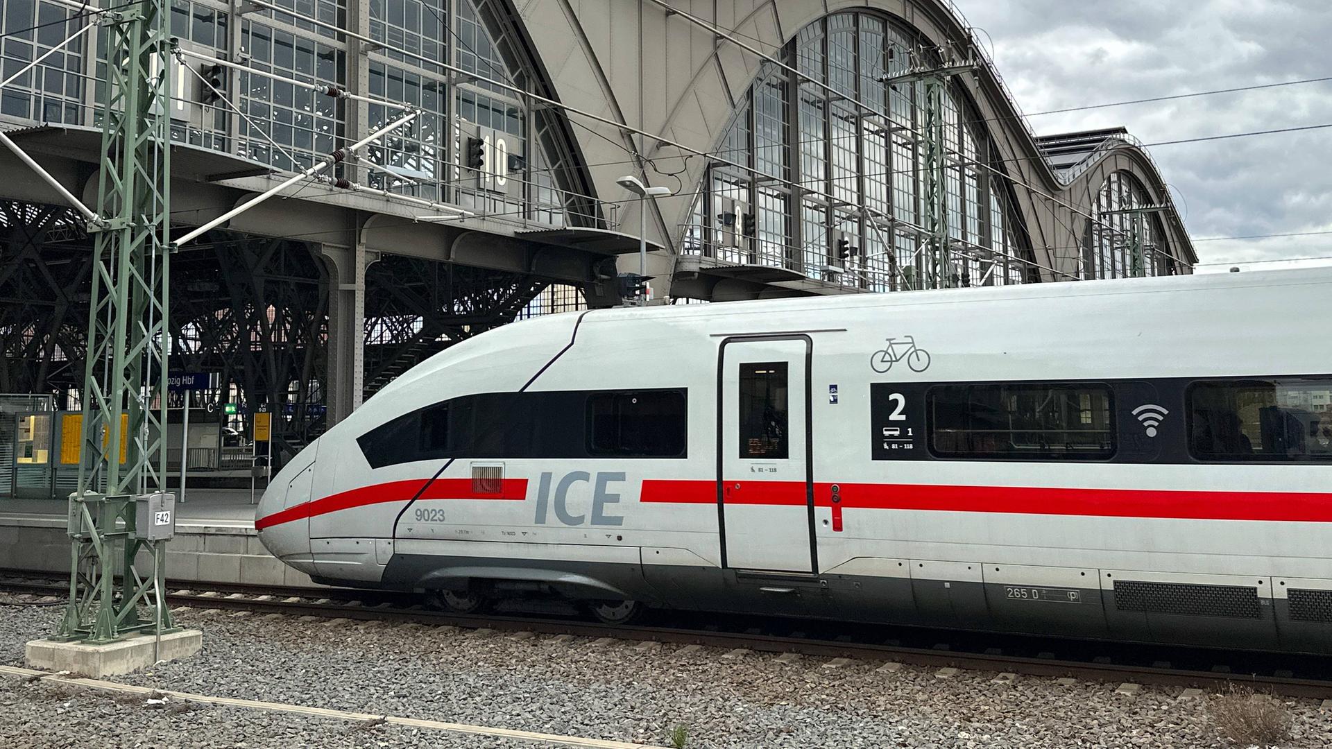 Ein ICE 4 der Deutschen. Bahn verlässt den Leipziger Hauptbahnhof.