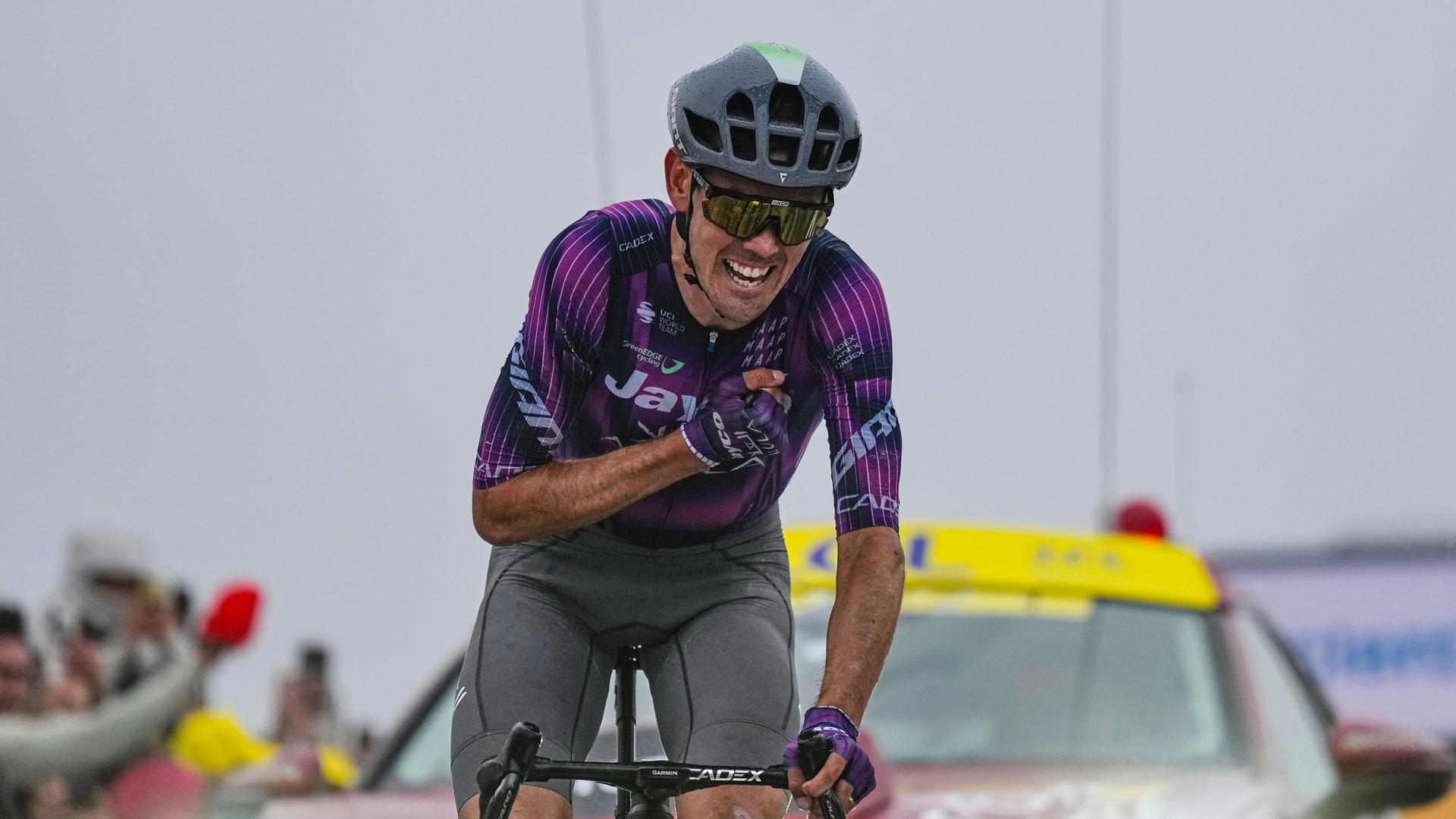 Tour de France 18. Etappe. Der Australier Ben O'Connor überquert die Ziellinie und gewinnt die Etappe. 