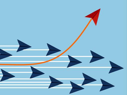 Illustration mehrerer blauer Pfeile, die sich von links nach rechts bewegen. Einer, mit roten Pfeilspitze, verlässt den Pfad und bewegt sich nach oben.