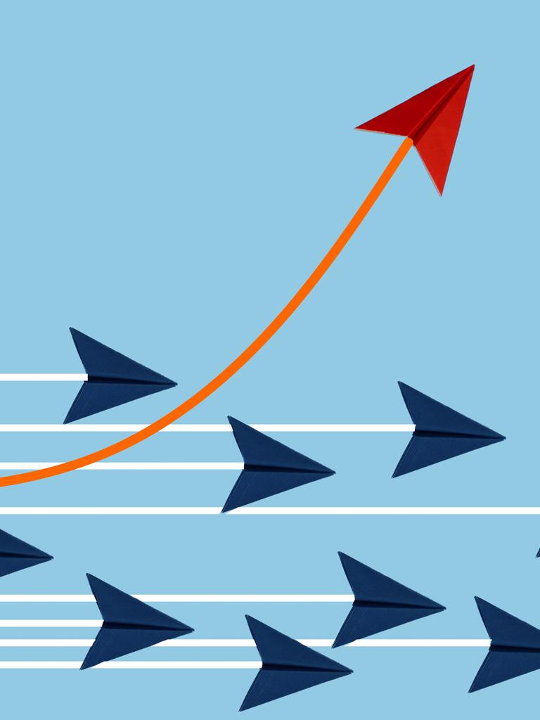 Illustration mehrerer blauer Pfeile, die sich von links nach rechts bewegen. Einer, mit roten Pfeilspitze, verlässt den Pfad und bewegt sich nach oben.
