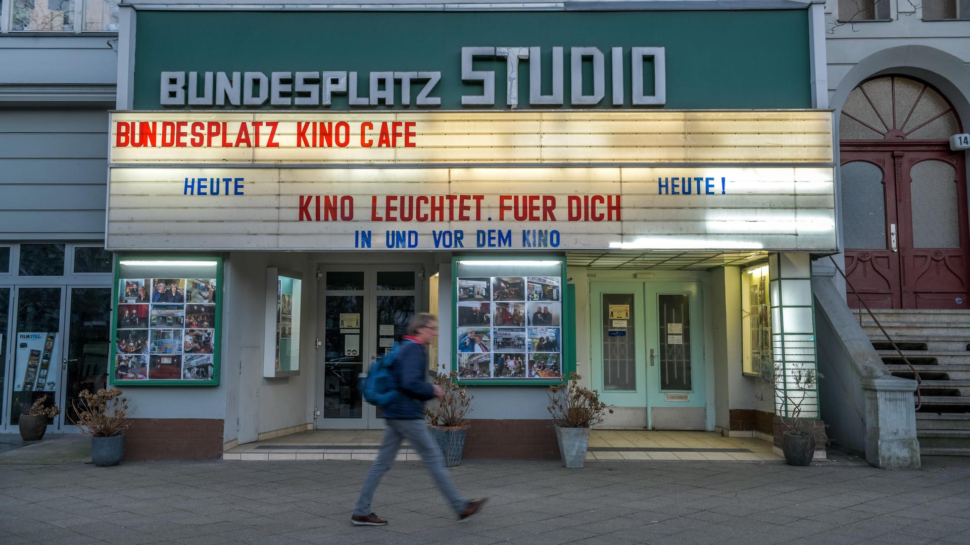 "Kino leuchtet. Für Dich" steht auf einer typischen Kino-Leuchttafel über dem Bundesplatz Studio, einem Kino im Berliner Stadtteil Wilmersdorf. 