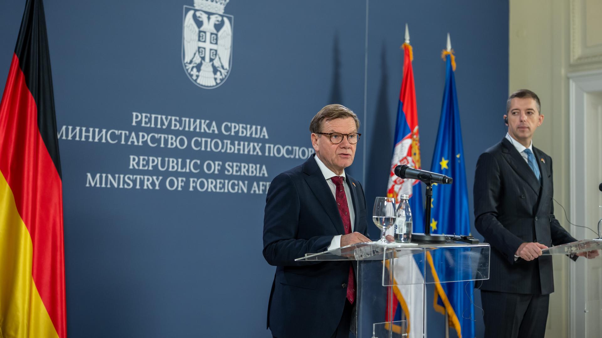 Johann Wadephul (CDU, l), Außenminister, steht neben seinem Amtskollegen Marko Djuric, Außenminister von Serbien, bei einer Pressekonferenz. 