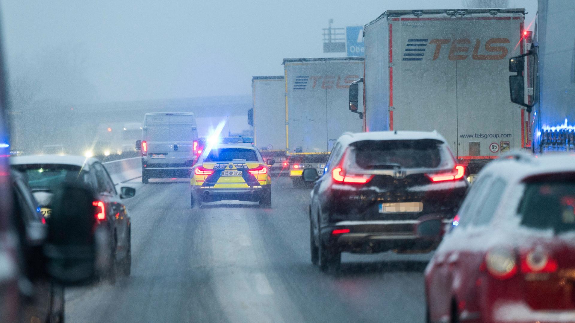 Autos fahren auf schneebedeckten Fahrbahnen auf der Autobahn A3 Richtung Frankfurter Kreuz.