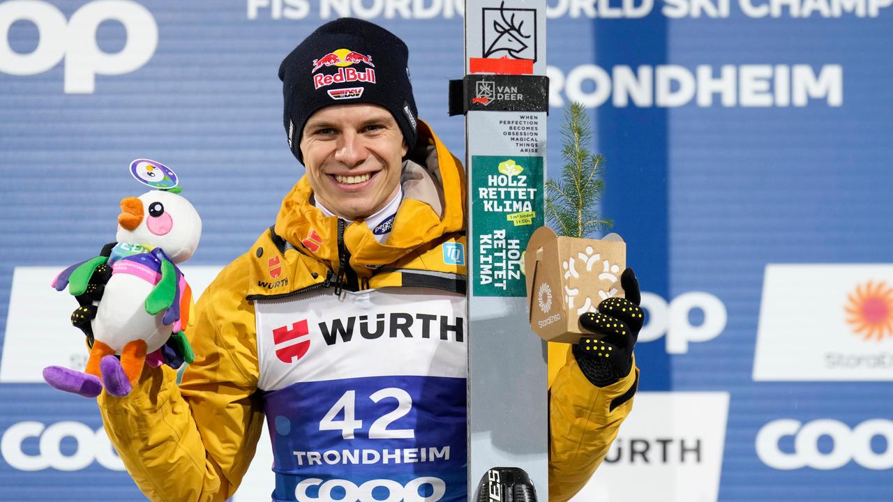 Andreas Wellinger bei der Siegerehrung in Trondheim