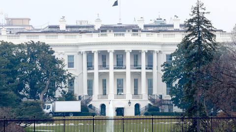 Blick auf die Vorderseite des Weißen Hauses in Washington