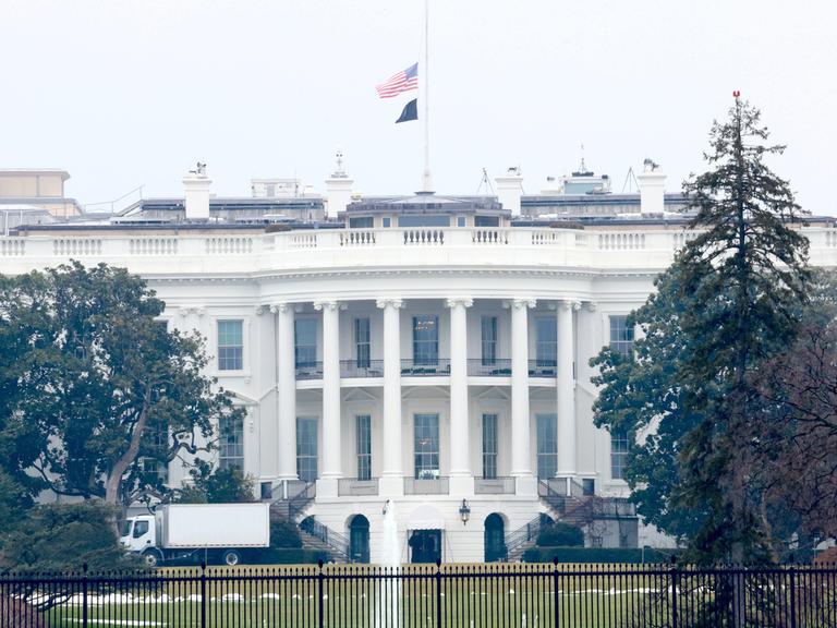 Blick auf die Vorderseite des Weißen Hauses in Washington. (Quelle: imago)
