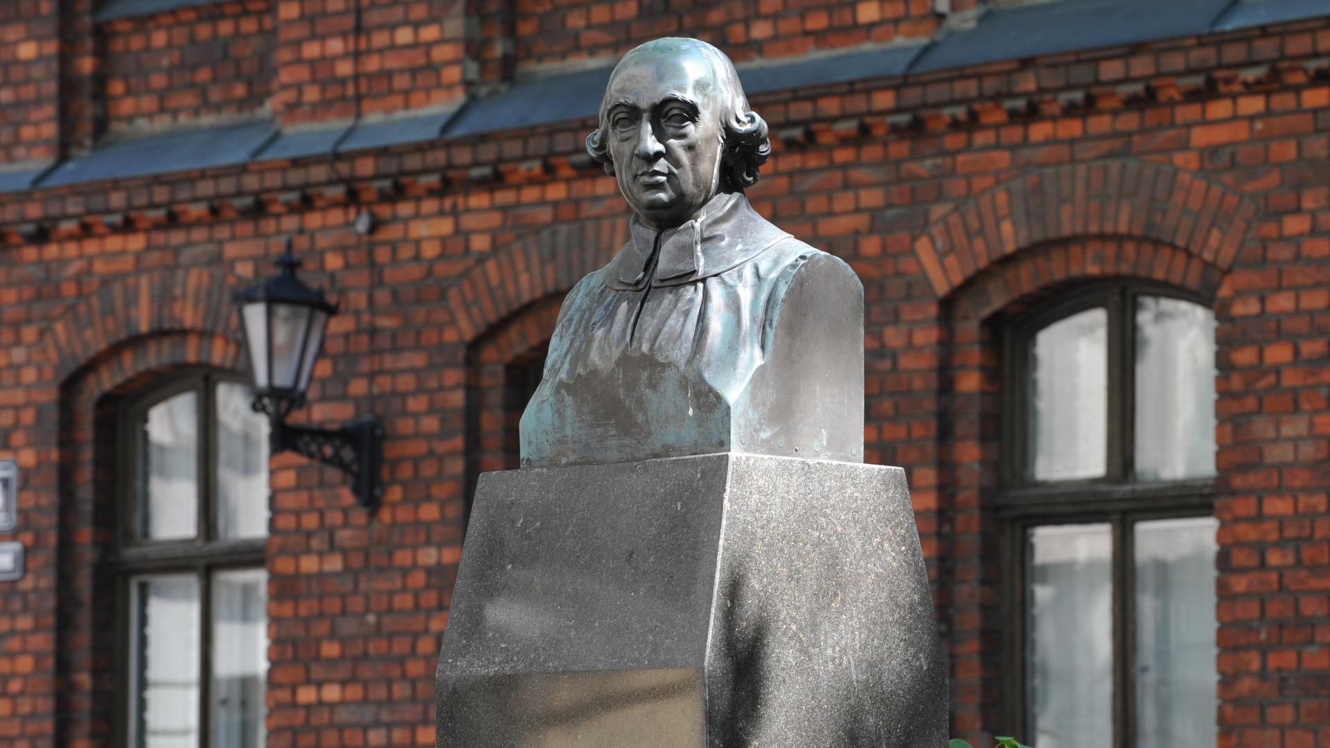 Das Denkmal des deutschen Dichters und Philosophen Johann Gottfried Herder in der lettischen Hauptstadt Riga Das Denkmal des deutschen Dichters und Philosophen Johann Gottfried Herder in der lettischen Hauptstadt Riga