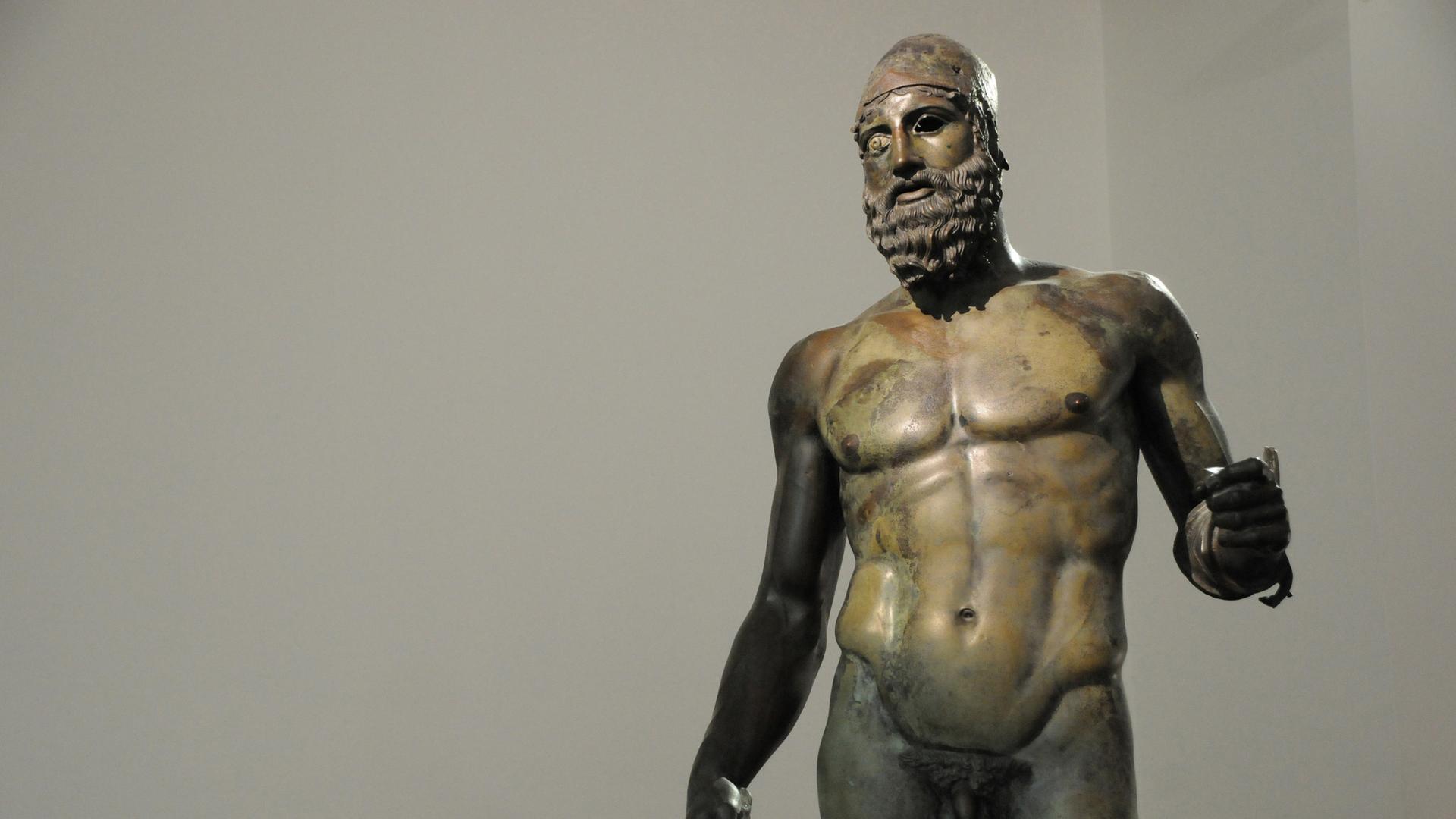 Eine Riace-Bronze zeigt einen nackten Krieger. Die Statue ist 2.500 Jahre alt und wurde in Griechenland gefunden.