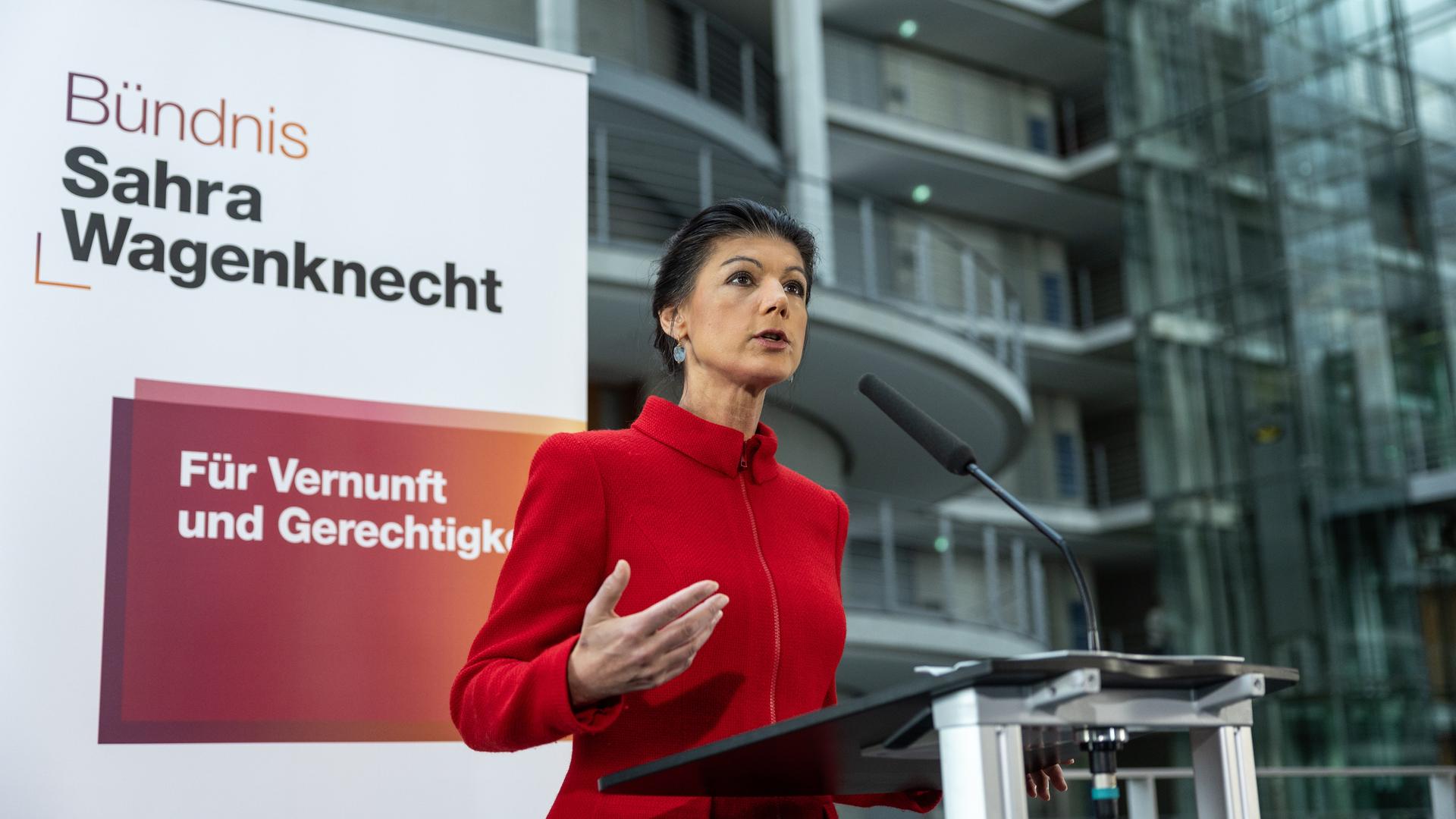 Sahra Wagenknecht, Bundesvorsitzende des Bündnis Sahra Wagenknecht (BSW), spricht während eines Pressestatements nach der Sitzung der Bundestagsfraktion.