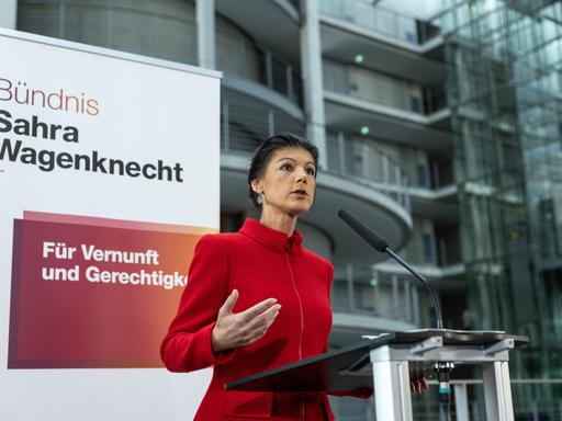 Sahra Wagenknecht, Bundesvorsitzende des Bündnis Sahra Wagenknecht (BSW), spricht während eines Pressestatements nach der Sitzung der Bundestagsfraktion.