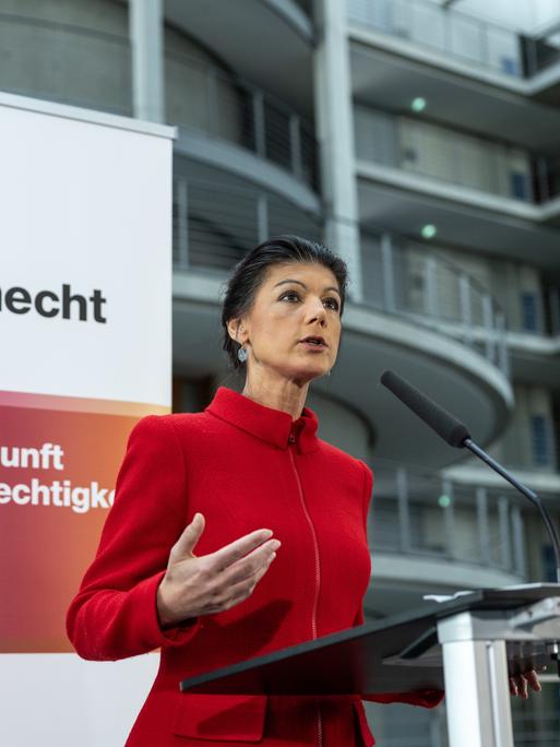 Sahra Wagenknecht, Bundesvorsitzende des Bündnis Sahra Wagenknecht (BSW), spricht während eines Pressestatements nach der Sitzung der Bundestagsfraktion.