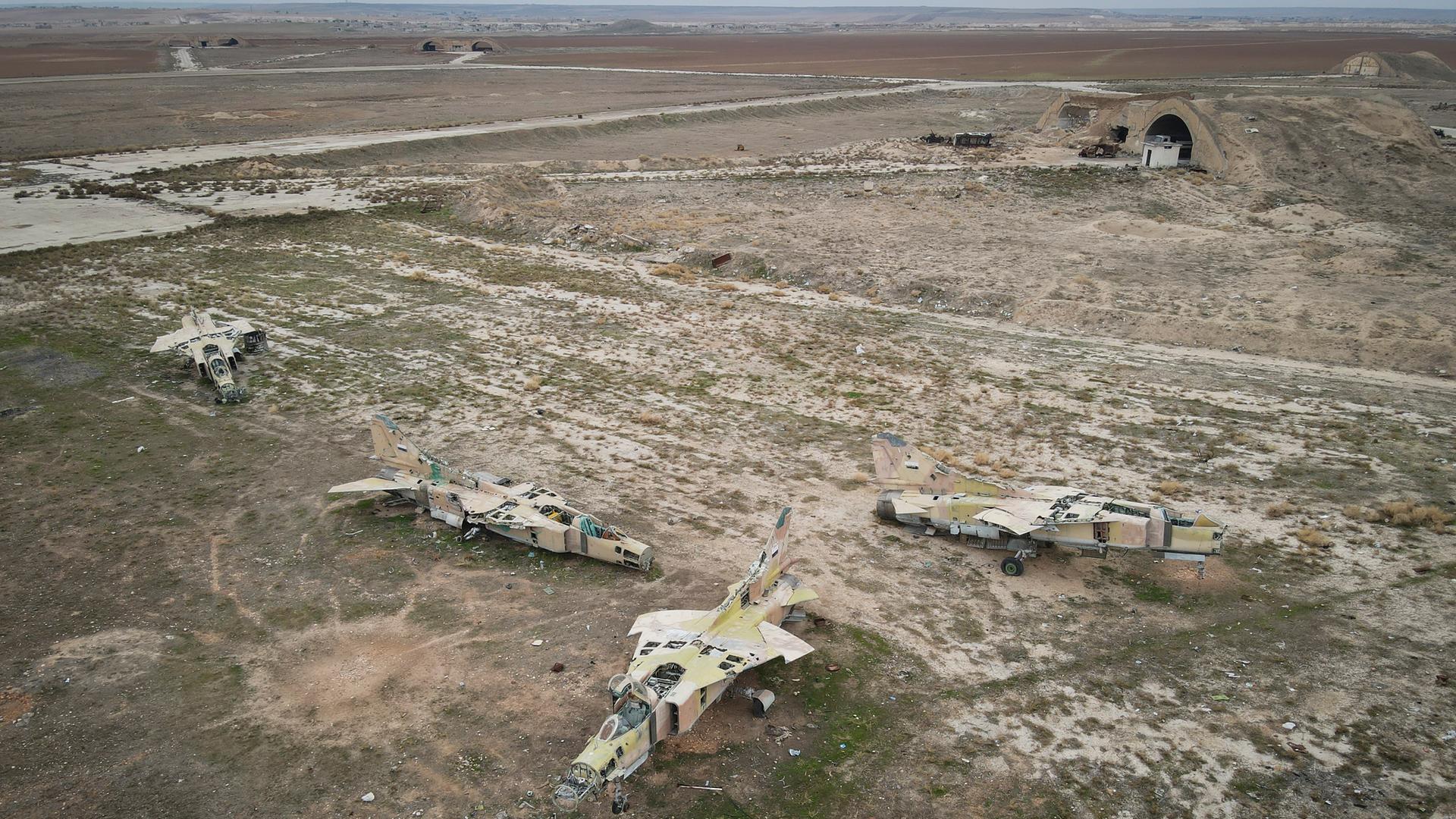 Syrien, Abu al-Duhur: Ausgemusterte Flugzeuge der syrischen Luftwaffe sind auf dem Militärflughafen Abu al-Duhur östlich von Idlib. Syrien, Abu al-Duhur: Ausgemusterte Flugzeuge der syrischen Luftwaffe sind auf dem Militärflughafen Abu al-Duhur östlich von Idlib.