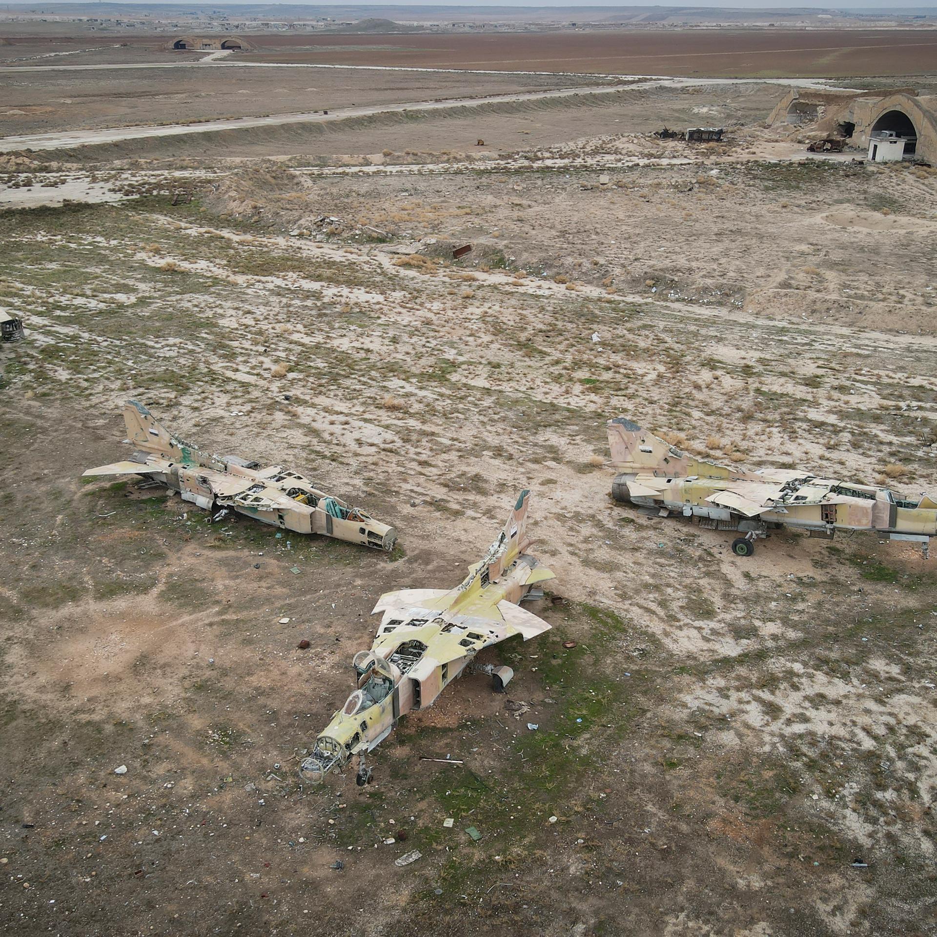 Syrien, Abu al-Duhur: Ausgemusterte Flugzeuge der syrischen Luftwaffe sind auf dem Militärflughafen Abu al-Duhur östlich von Idlib.