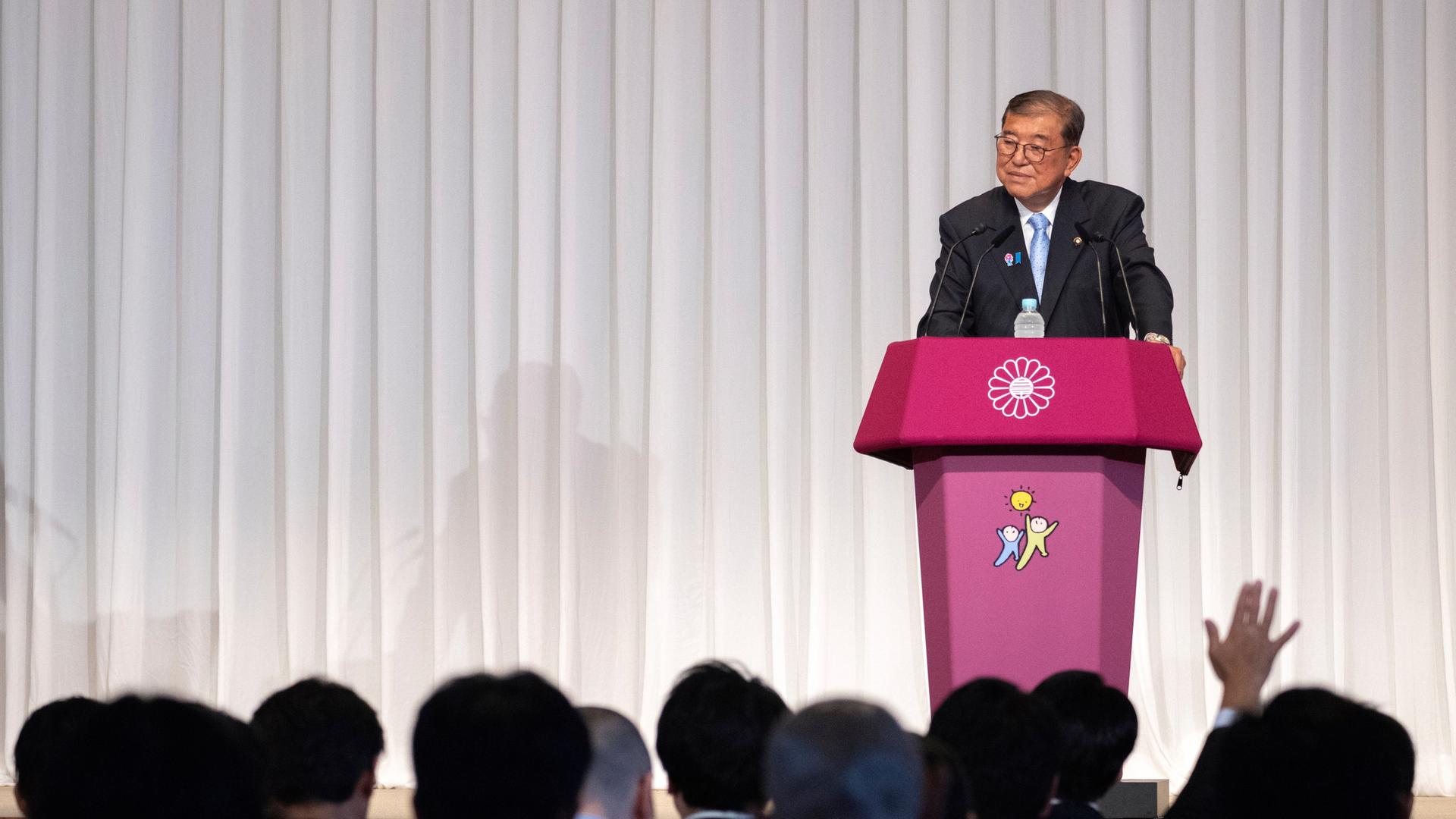 Japans Regierungschef Ishiba steht hinter einem Rednerpult. Japans Regierungschef Ishiba steht hinter einem Rednerpult.