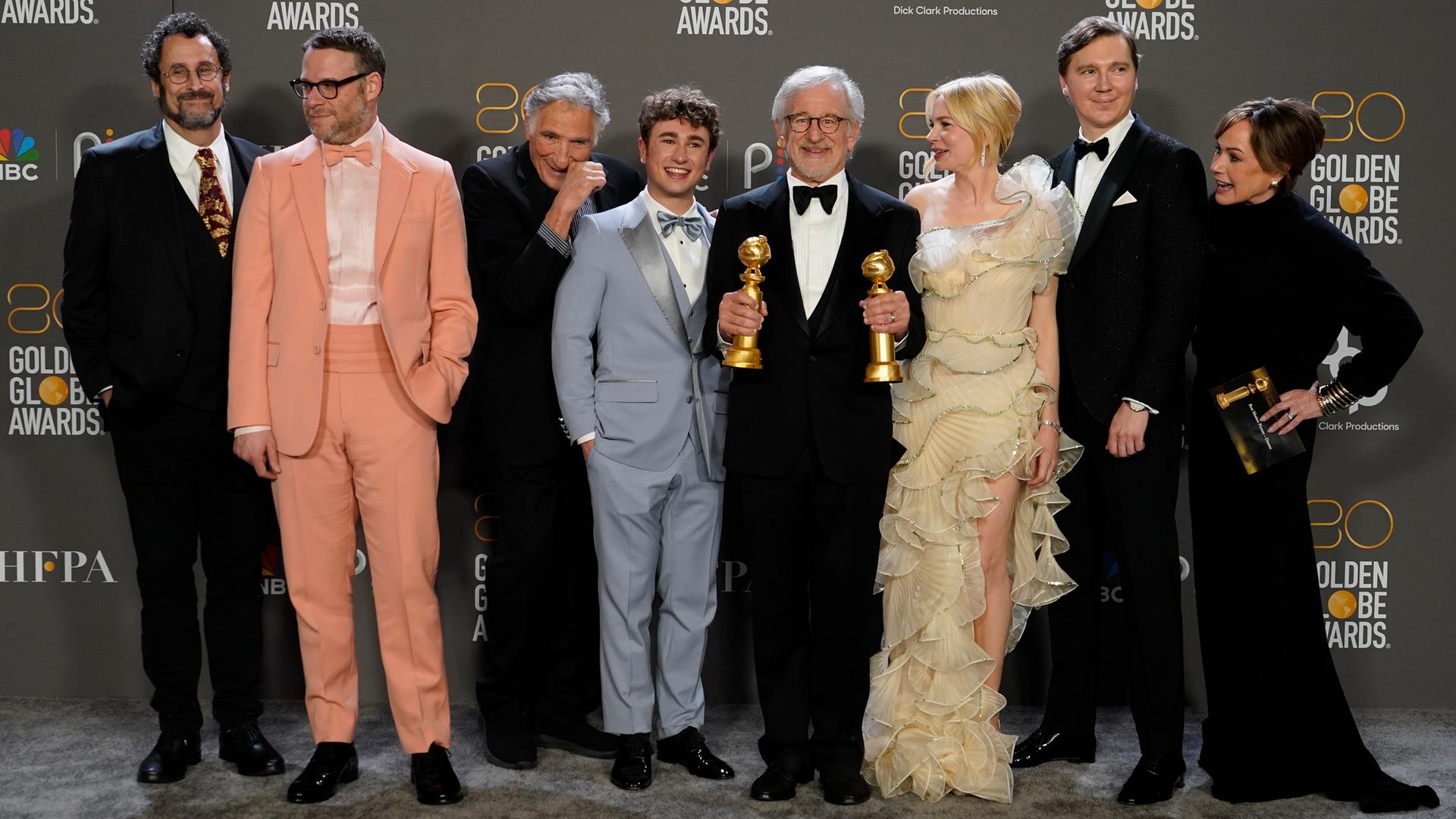 Von links nach rechts: Tony Kushner, Seth Rogen, Judd Hirsch, Gabriel LaBelle, Steven Spielberg, Michelle Williams, Paul Dano and Kristie Macosko Krieger posieren für die Presse bei den Golden Globes 2023. Spielbergs Film "The Fabelmans" bekam den Preis für das beste Drama.