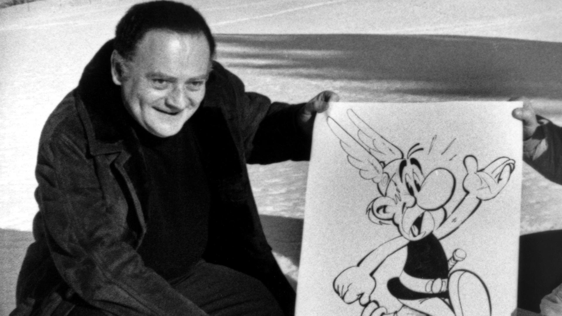 Das Bild zeigt René Goscinny im Alter von 45 Jahren mit der Comic-Figur Asterix. Das Bild zeigt René Goscinny im Alter von 45 Jahren mit der Comic-Figur Asterix.