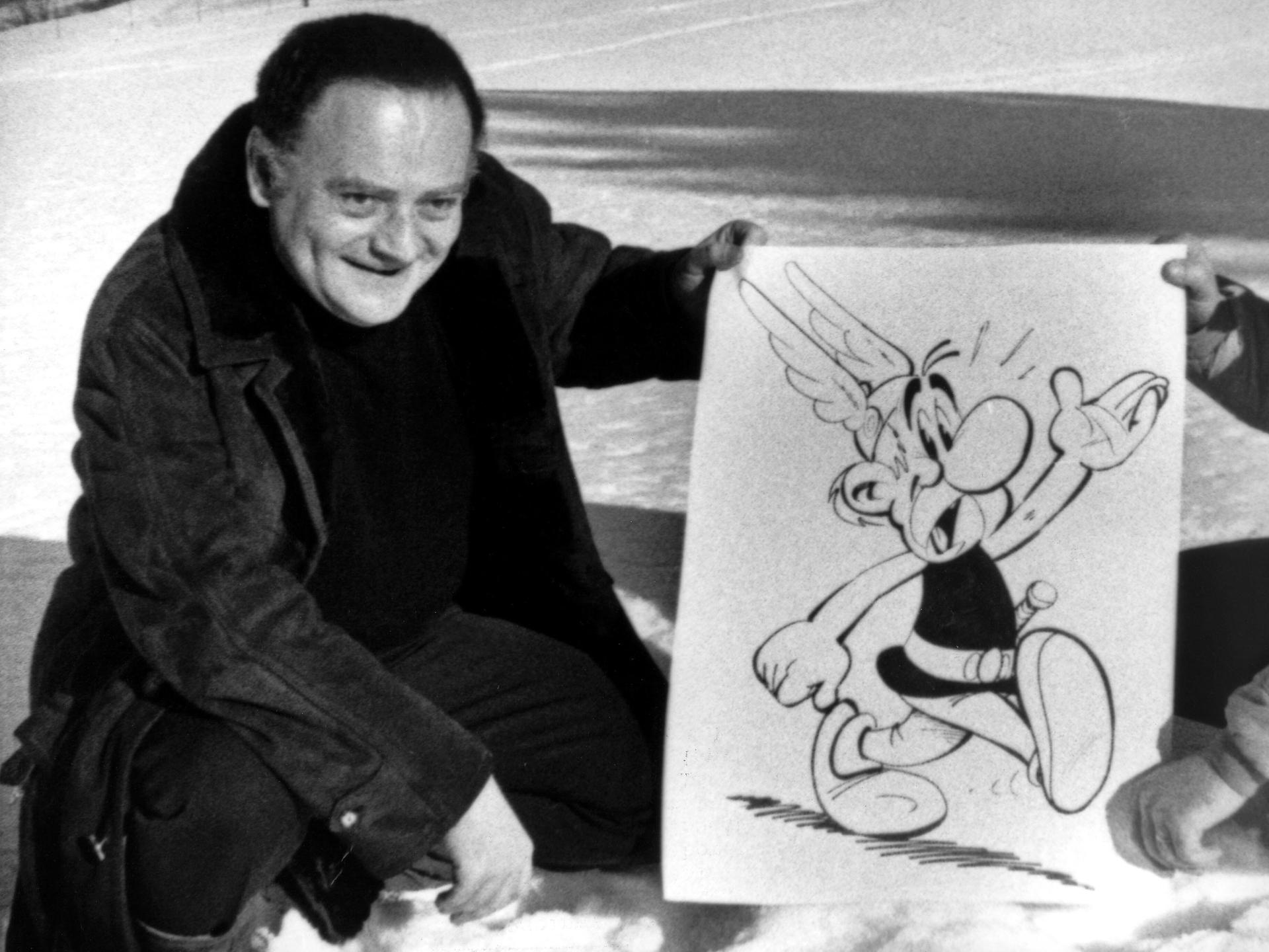 Das Bild zeigt René Goscinny im Alter von 45 Jahren mit der Comic-Figur Asterix.