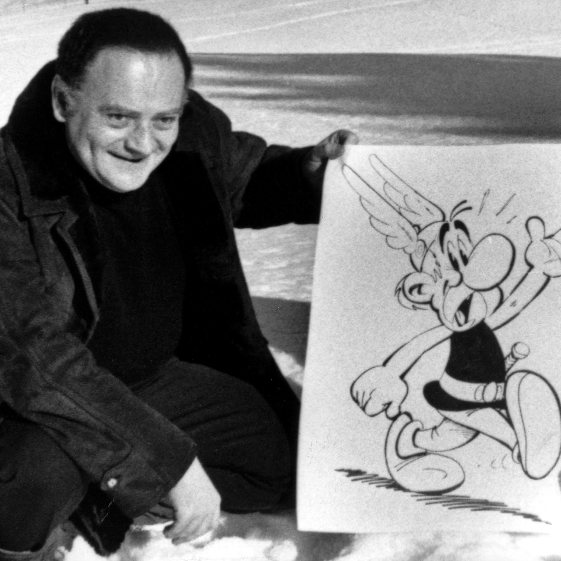 Das Bild von 1971 zeigt den René Goscinny im Alter von 45 Jahren mit der Comic-Figur Asterix.