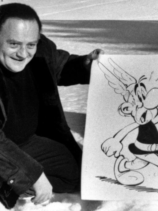 Das Bild zeigt René Goscinny im Alter von 45 Jahren mit der Comic-Figur Asterix.