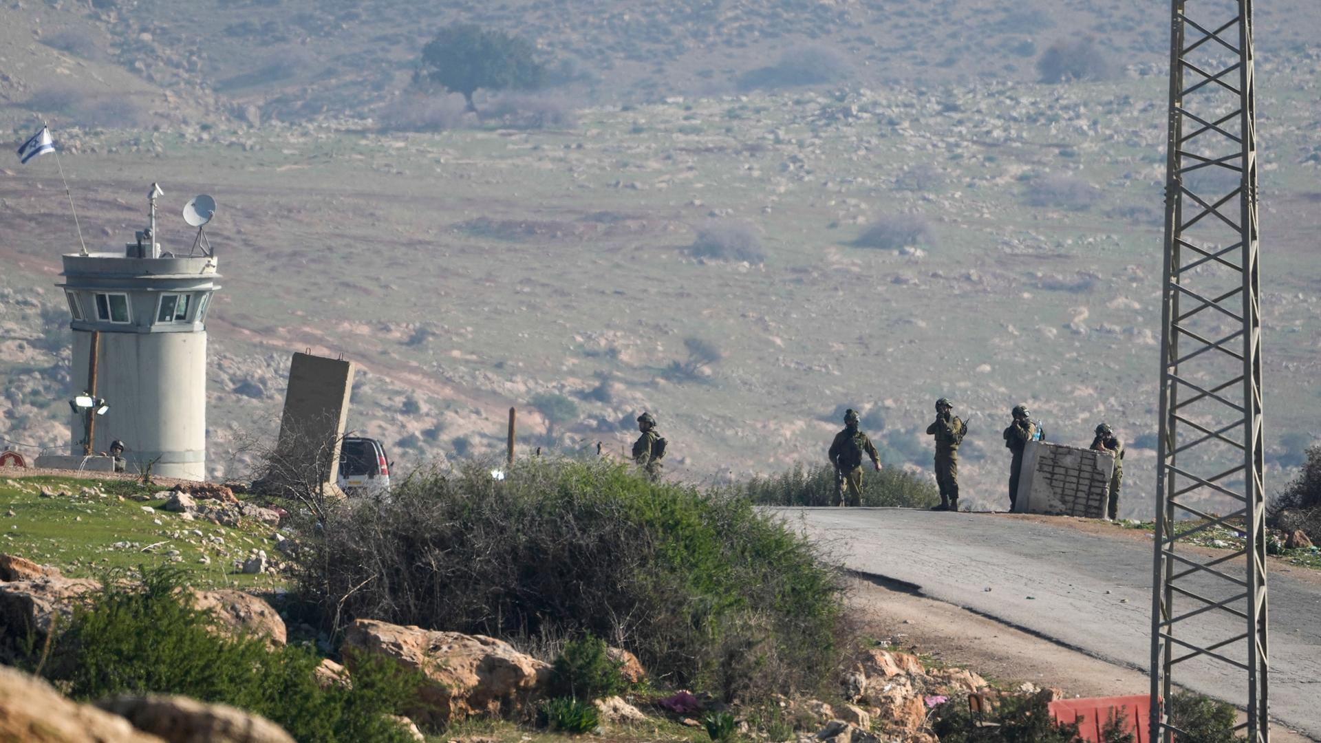 Israelische Soldaten stehen Wache an einem Kontrollpunkt, an dem nach Angaben des Militärs ein Angreifer auf einen Armeestützpunkt in der Nähe des Dorfes Tayasir im nördlichen Westjordanland geschossen hat. 