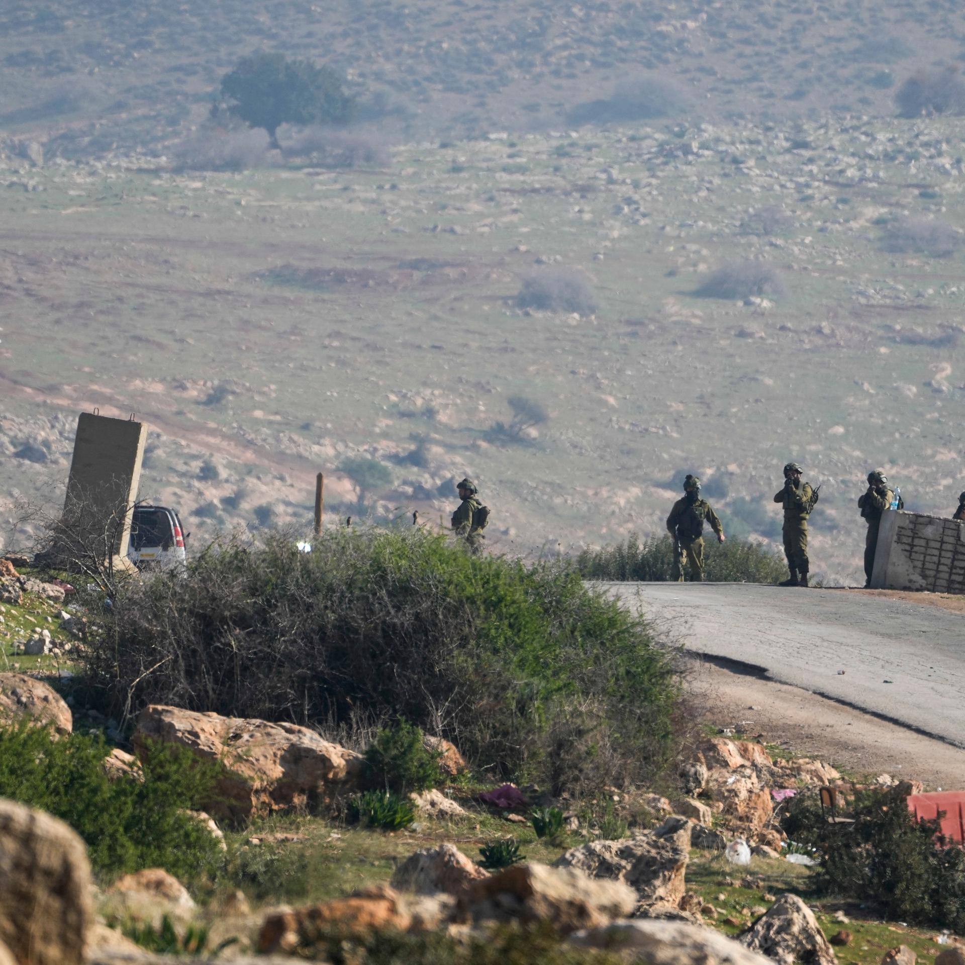 Israelische Soldaten stehen Wache an einem Kontrollpunkt, an dem nach Angaben des Militärs ein Angreifer auf einen Armeestützpunkt in der Nähe des Dorfes Tayasir im nördlichen Westjordanland geschossen hat. 