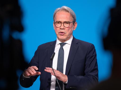 Georg Maier (SPD), Thüringer Innenminister, spricht nach dem Treffen der Innenminister der ostdeutschen Bundesländer im Haus Dacheröden bei einer Pressekonferenz.