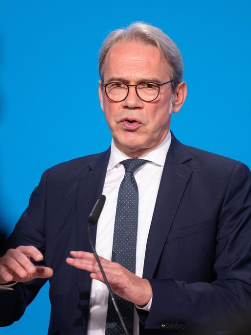 Georg Maier (SPD), Thüringer Innenminister, spricht nach dem Treffen der Innenminister der ostdeutschen Bundesländer im Haus Dacheröden bei einer Pressekonferenz.