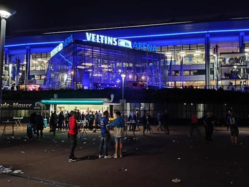 Blick auf den Eingang des blau erleuchteten Stadions von Schalke 04