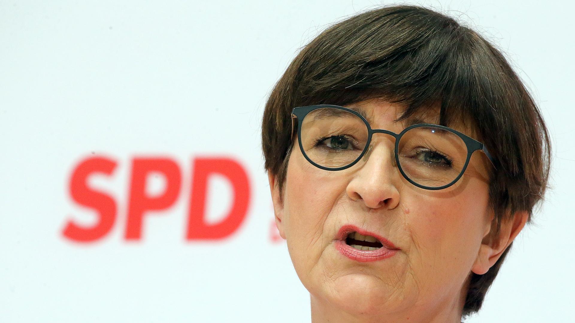 Berlin: Saskia Esken, Parteivorsitzende der SPD, schaut während einer Pressekonferenz in die Kamera.