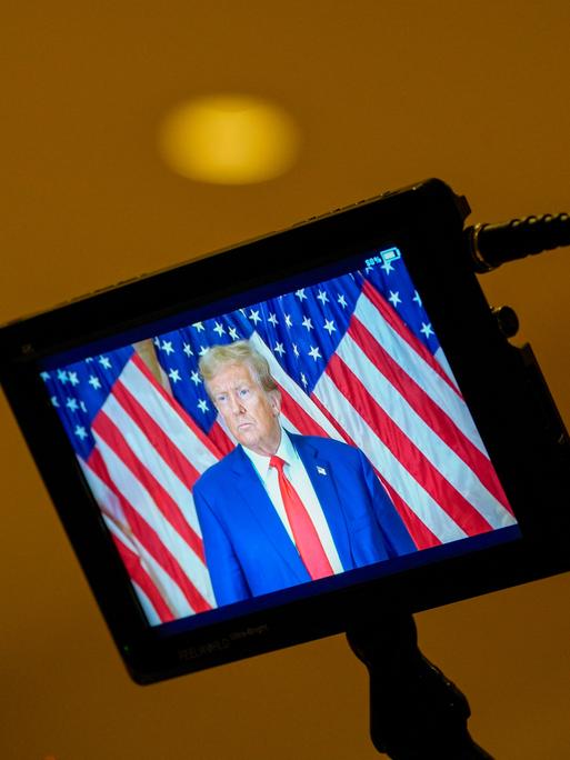 Donald Trump ist auf dem Monitor einer Videokamera zu sehen, als er während einer Pressekonferenz spricht.