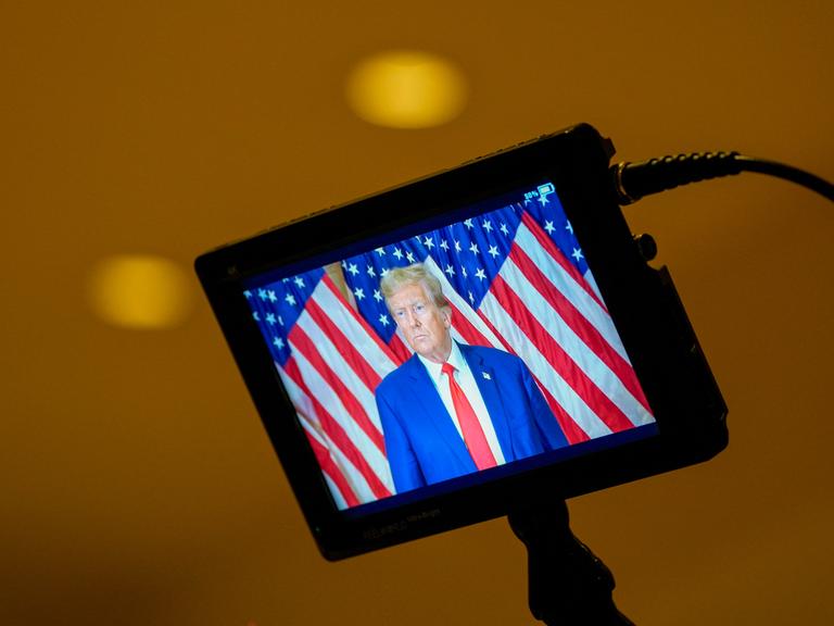 Donald Trump ist auf dem Monitor einer Videokamera zu sehen, als er während einer Pressekonferenz spricht.