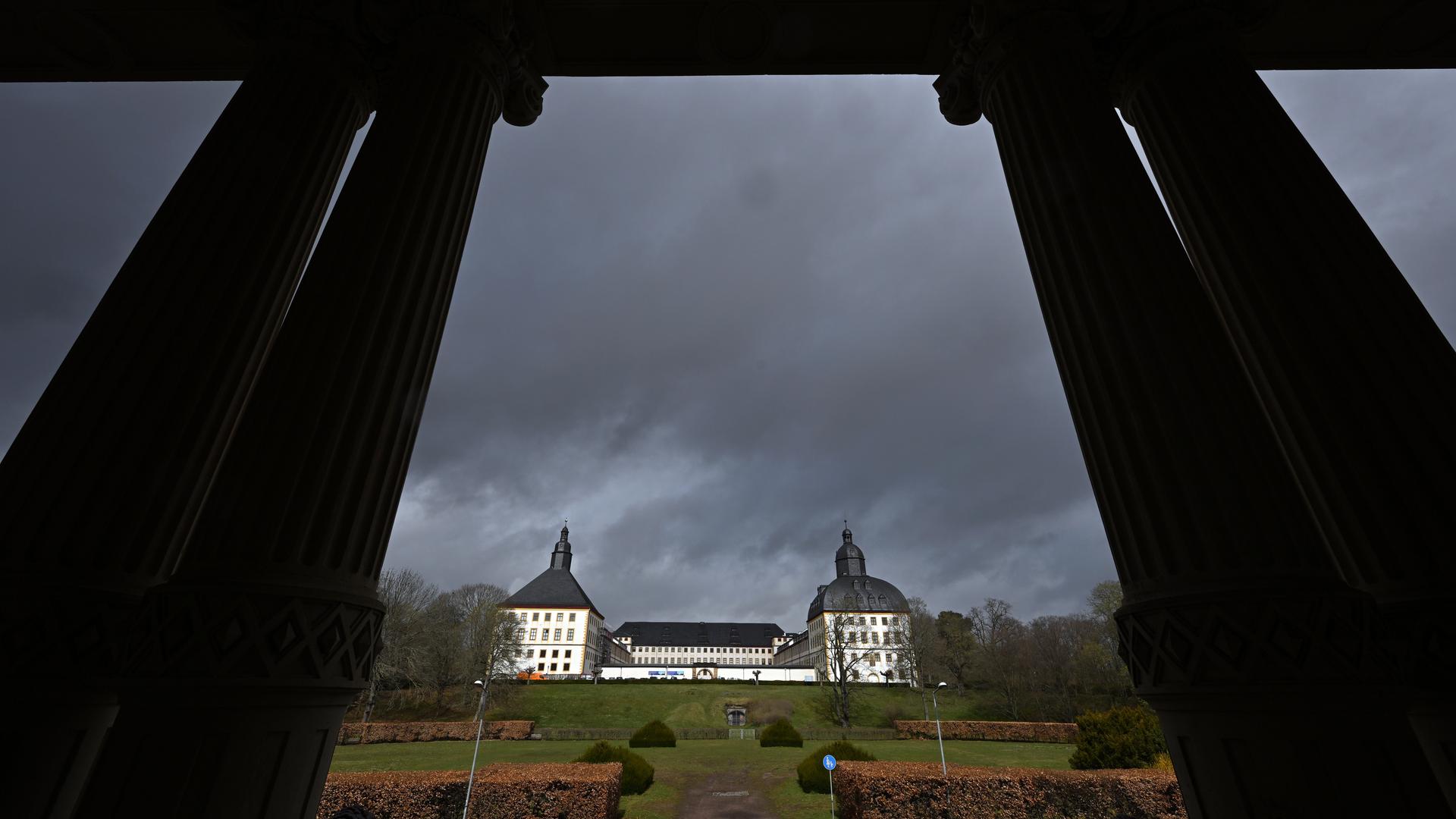 Wolken ziehen über Schloss Friedenstein in Gotha.