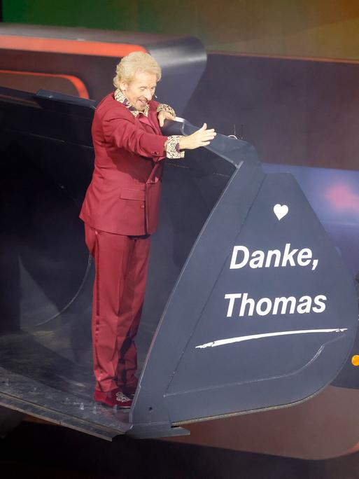 Moderator Thomas Gottschalk wird am Ende der ZDF-Show "Wetten, dass..?" in einer Baggerschaufel über die Bühne gefahren. 