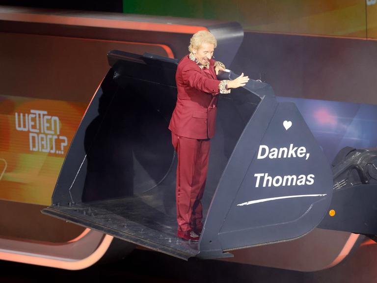 Moderator Thomas Gottschalk wird am Ende der ZDF-Show "Wetten, dass..?" in einer Baggerschaufel über die Bühne gefahren. 