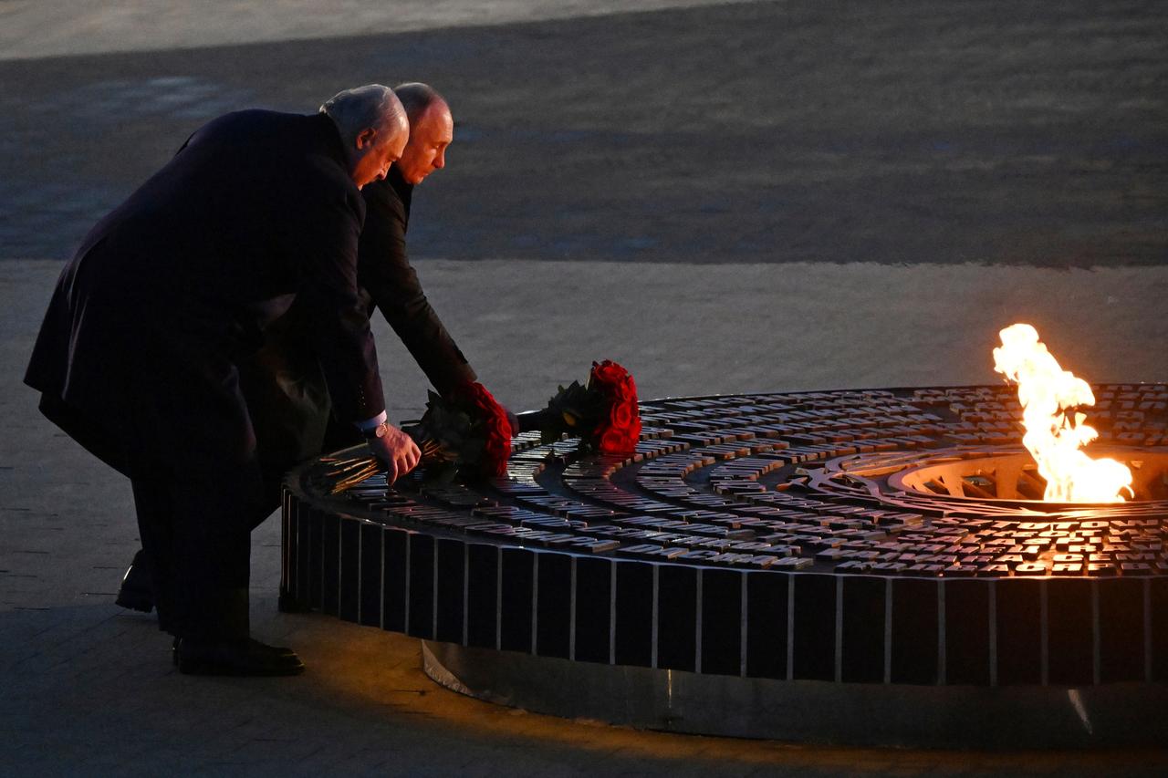 Der russische Präsident Wladimir Putin und der belarussische Präsident Alexander Lukaschenko, legen an eiinem Denkmal Blumen nieder. 