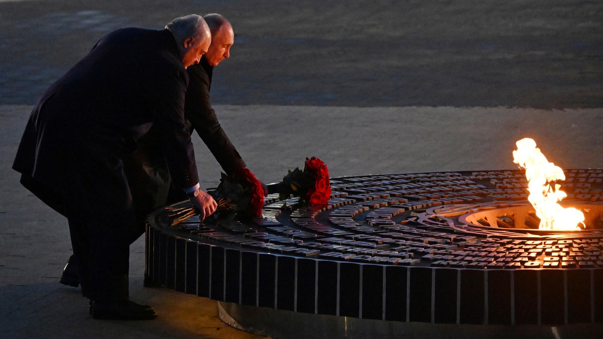 Der russische Präsident Wladimir Putin und der belarussische Präsident Alexander Lukaschenko, legen an eiinem Denkmal Blumen nieder.