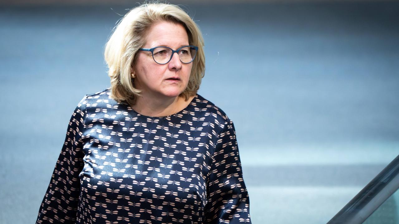 Svenja Schulze, Bundesentwicklungsministerin, SPD auf dem Weg ins Plenum einer Sitzung des Deutschen Bundestag in Berlin.