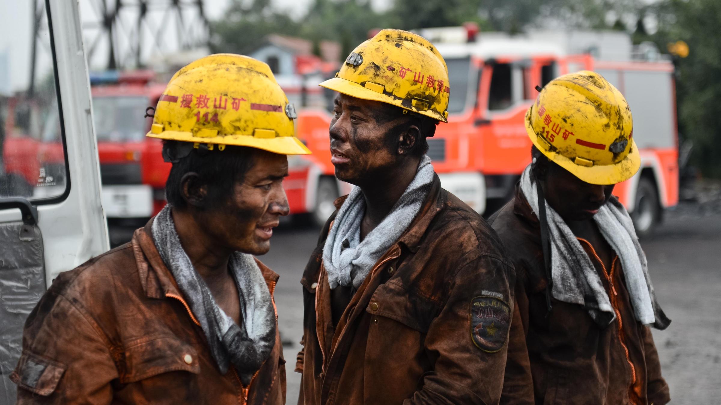 Bei einem Mienenunglück in der chinesischen Kohlenmiene Dongfang versuchen Retter und Mienenarbeiter Personen zu bergen.