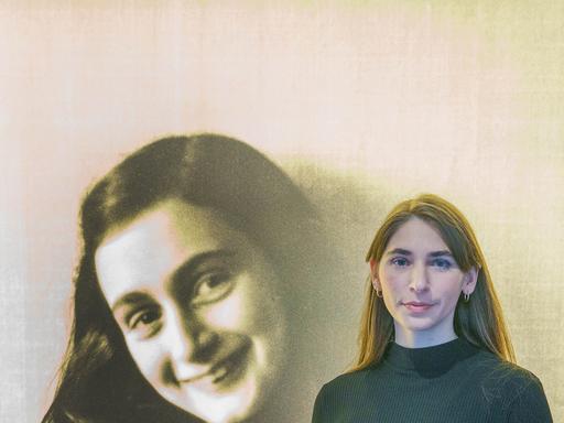 Deborah Schnabel, Direktorin der Bildungsstätte Anne Frank, steht vor einem Porträt von Anne Frank in der Bildungsstätte, 2023.