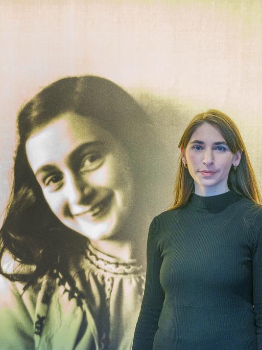 Deborah Schnabel, Direktorin der Bildungsstätte Anne Frank, steht vor einem Porträt von Anne Frank in der Bildungsstätte, 2023.