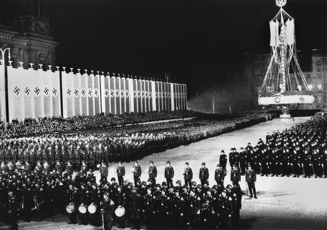 NS-Kundgebung zum 1. Mai 1936 am Alten Museum im Berliner Lustgarten.