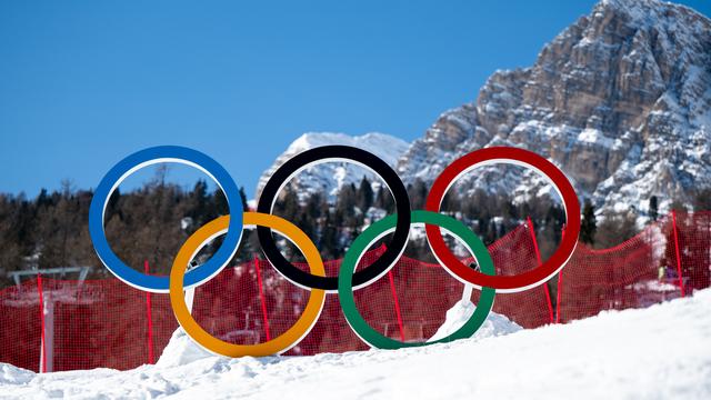 Die Olympischen Ringe stehen in den Bergen in Italien.