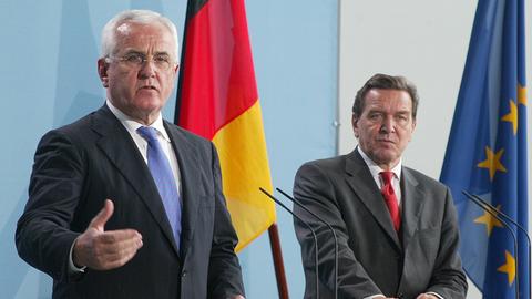 Peter Hartz, Personalvorstand VW, Leiter Hartz-Kommission zusammen mit Bundeskanzler Gerhard Schröder während einer gemeinsamen Pressekonferenz.