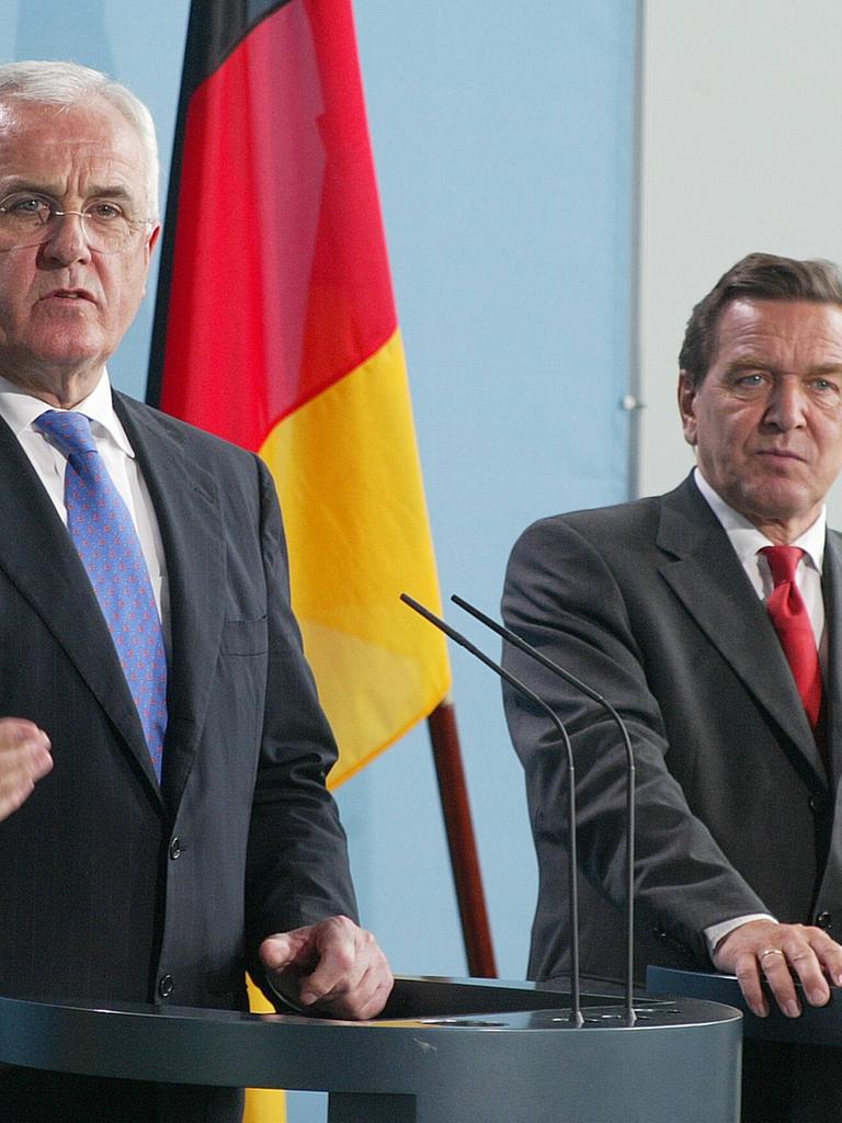 Peter Hartz, Personalvorstand VW, Leiter Hartz-Kommission zusammen mit Bundeskanzler Gerhard Schröder während einer gemeinsamen Pressekonferenz.