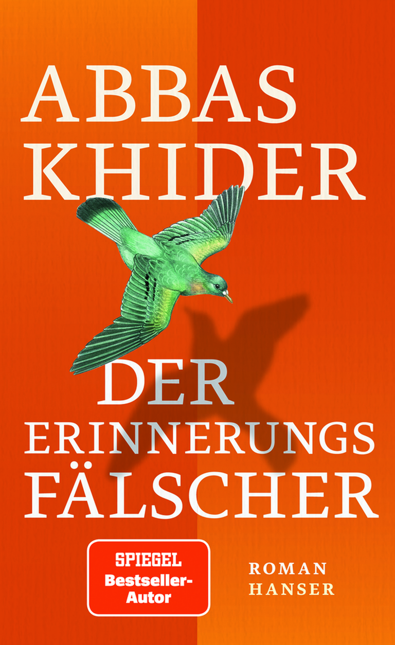 Das Cover von "Der Erinnerungsfälscher" zeigt den Buchtitel und den Autorennamen. In der Bildmitte fliegt eine gezeichnete Taube.