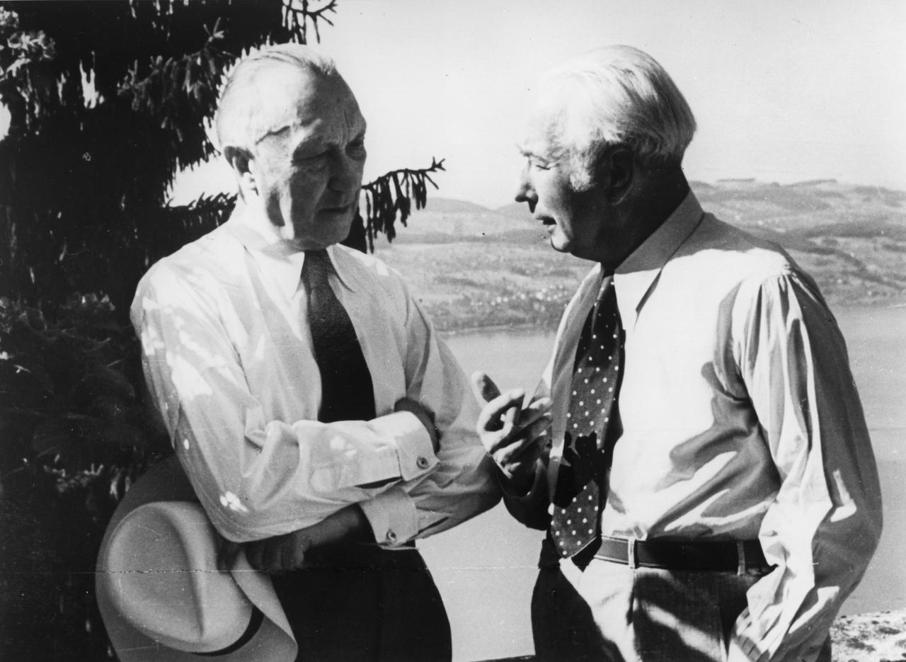 Ein Schwarz-Weiß-Foto zeigt Bundespräsident Theodor Heuss und Bundeskanzler Konrad Adenauer im Gespräch.
